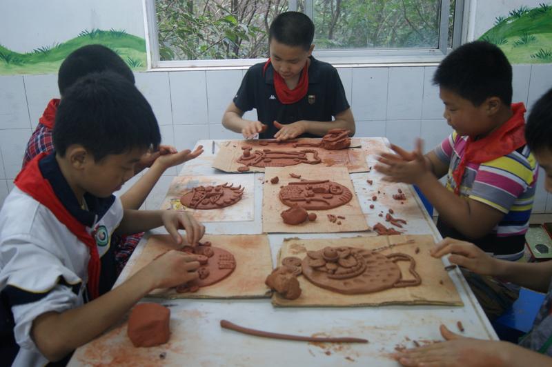 学生在进行土陶创作.JPG